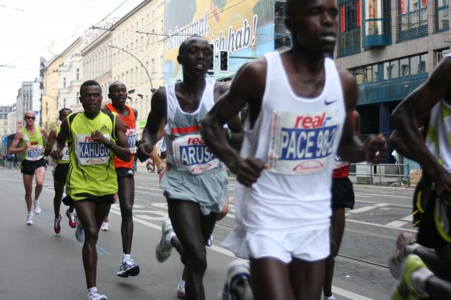 Verfolger von Haile: Joseph Kahugu (8. Platz), Lee Troop (6. Platz), Philip Manyim (4. Platz)