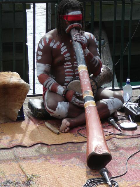Ureiwohner mit Didgeridoo