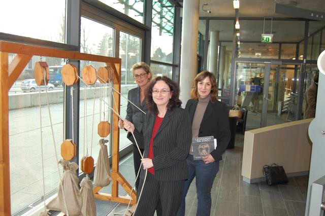 Üben an einem Flaschenzug: von links Ingrid Gölitz, Agnes Sillo-Menzel (beide Kulturamt) und Sandra Praschak (PR und Marketing