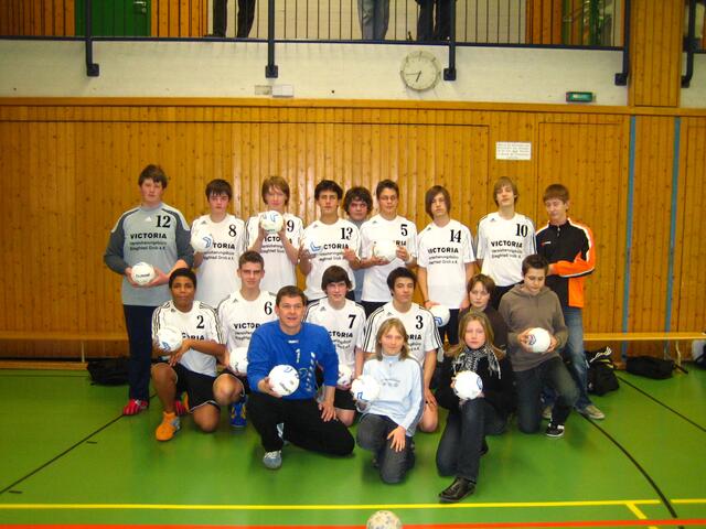Die TSV Gersthofen Handball (m-B-Jugend) bei der Ballübergabe | Foto: Alex Päckert