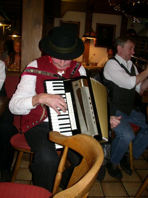 Der Lothar Birzle spielt auf seinem Akkordeon