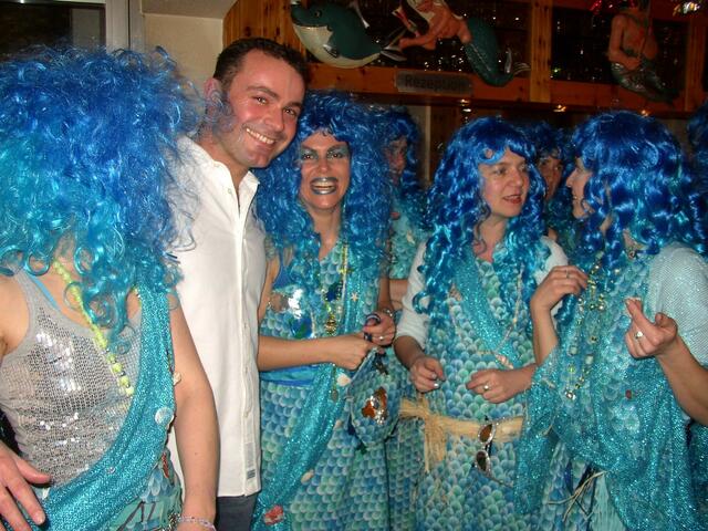 Blaue Frauen mögen schöne Männer