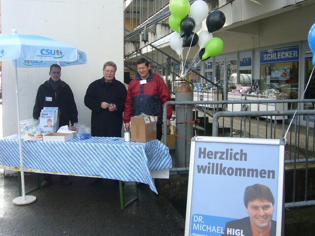 Martin Jäger, Albert Rieger und Anton Kraus am CSU-Infostand