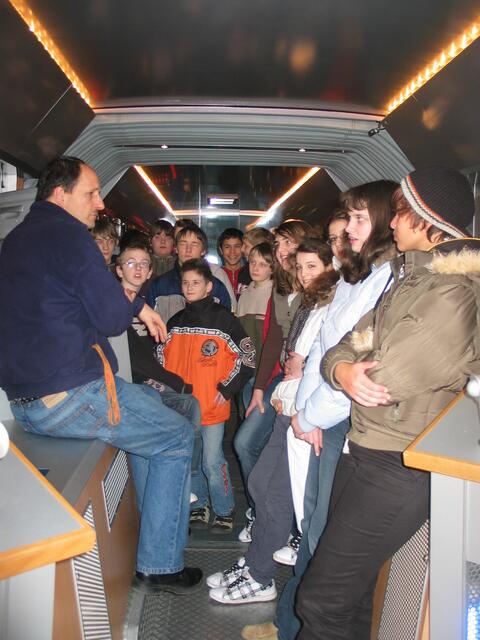 Aufmerksam lauschen die 23 Schülerinnen und Schüler der Klasse 7a den Ausführungen von Berater Wolf-Dieter Bieler, der sie im Infobus über Metall- und Elektroberufe informierte.