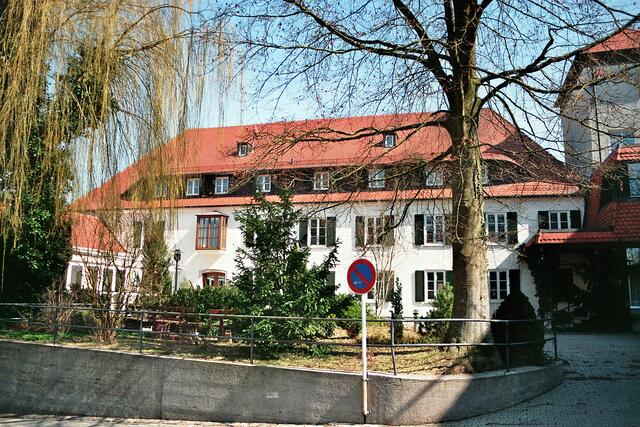 Nebengebäude mit Vorplatz