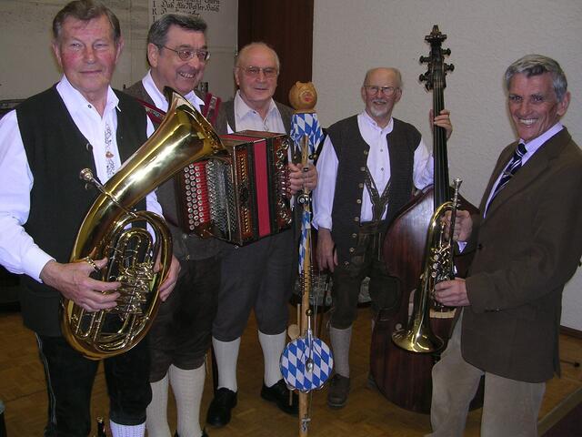 Selbst Peter Feile (rechts) griff zur Trompete