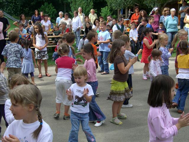 Begrüssungstanz der Kinder