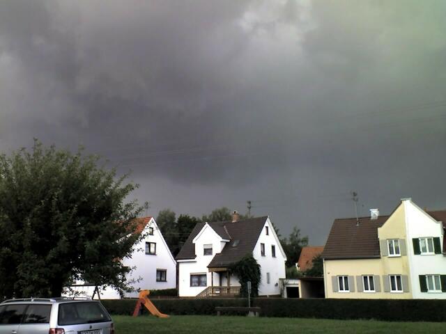 Dunkle Wolken ziehn