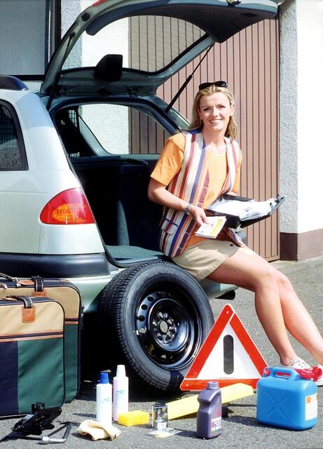 Rechtszeitig vor Beginn des Autourlaubs sollte man die Sicherheitsausrüstung überprüfen.