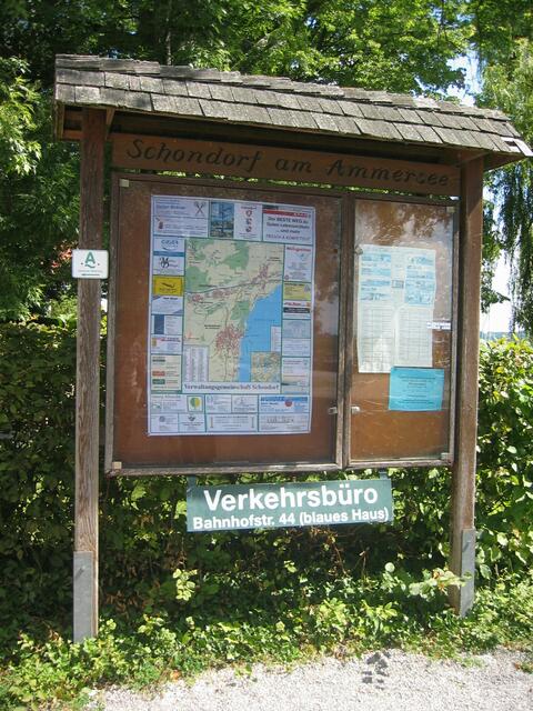 nun ich gehe weiter den Fußweg an der Straße