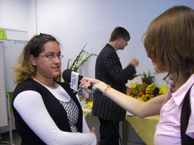 Die BvB-Teilnehmerin Hilal Tanrikulu beim Interview