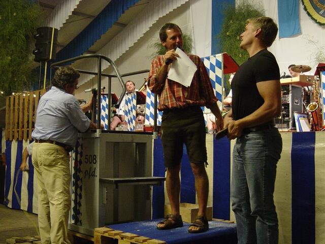 Steinheben beim Volksfest in Schrobenhausen