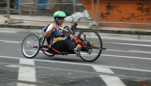 Handbikerin passiert die Strecke