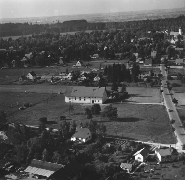 1958 stand die Halle noch allein auf weiter Flur