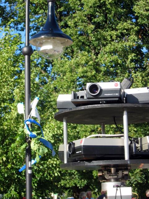 Die alten Dia Projektoren setzt der Eichenauer Medienkünstler Georg Trenz nun effektiv ein.