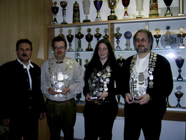 Schützenkönige 2008, (von links): Schützenmeister Franz Marb, Helmut Brand (Schützenklasse), Antonia Arenz (Jugend), Jürgen Krass (Altersklasse)
