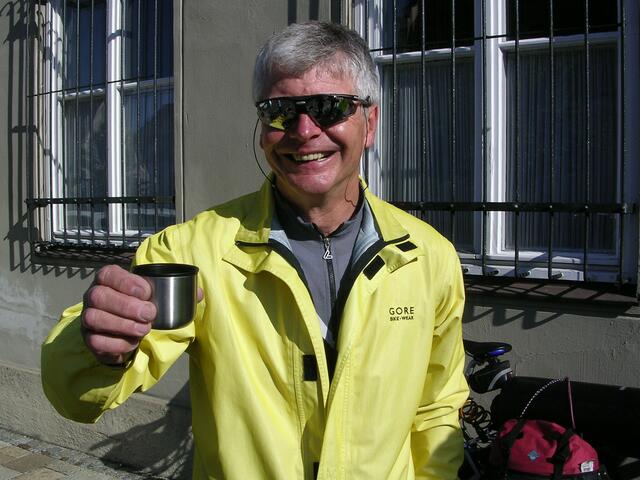 Jürgen Rohmann stärkt sich für die Pilgerfahrt mit einem kräftigen Schluck aus der Teekanne