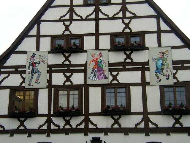 Das Alte Rathaus trägt die Bilder der drei Faschingsgilden