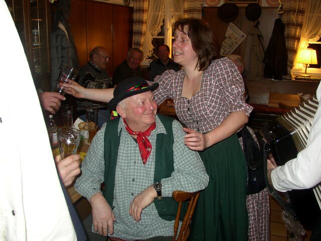 Die lachende Bedienung beim Arbeiten