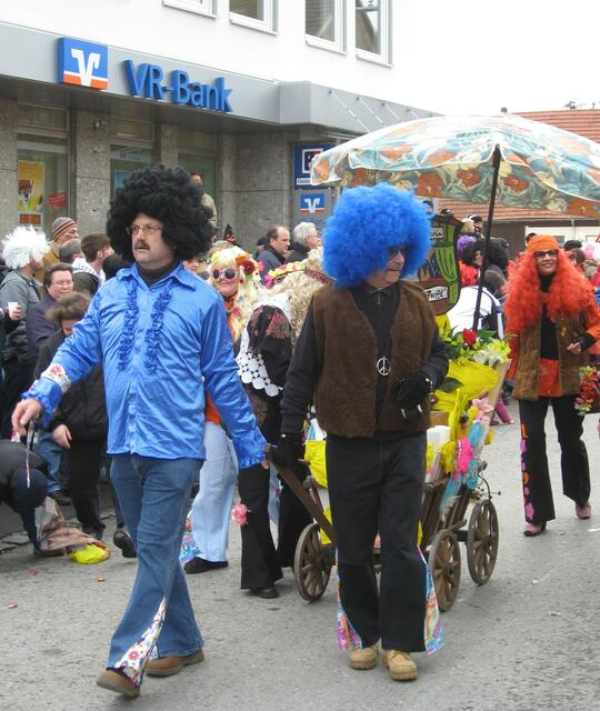 Auch Flower- Power Hippies waren mit dabei.