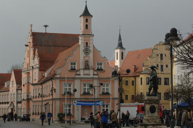 Vor dem Rathaus