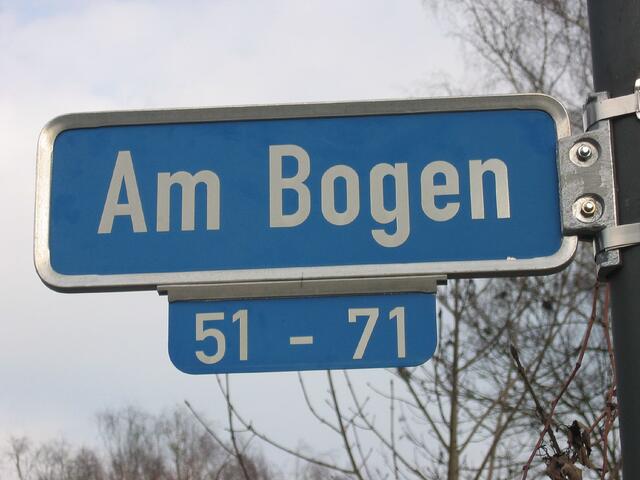 Lange und geteilte Straßen werden mit Hinweisen auf die Hausnummern versehen