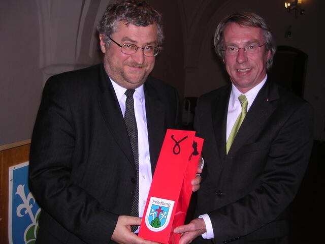 Bezirksheimatpfleger Bürgermeister Dr. Peter Fassl und Dr. Peter Bergmair