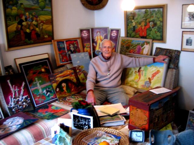 Horst Ferle inmitten der Bilder seiner Frau