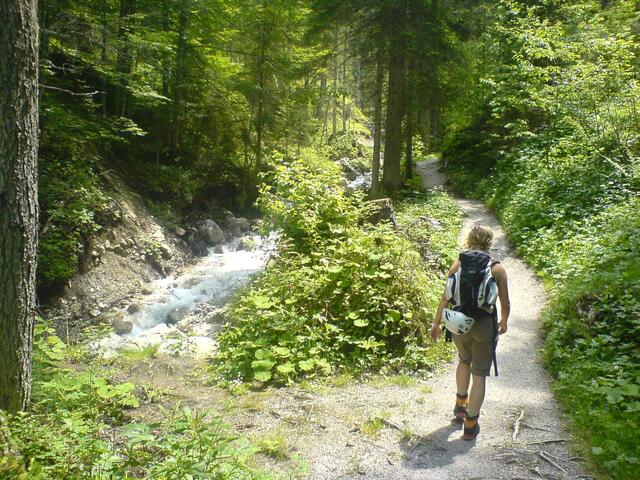 Anstieg zum Klettersteig bei noch schönstem Wetter