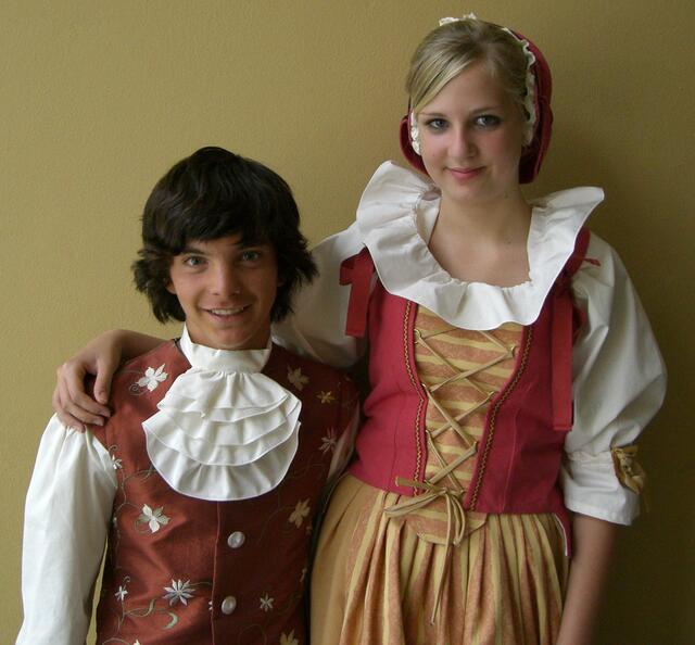 W.A. Mozart (Simon Miller) und seine Schwester Nannerl (Julia Seybold)