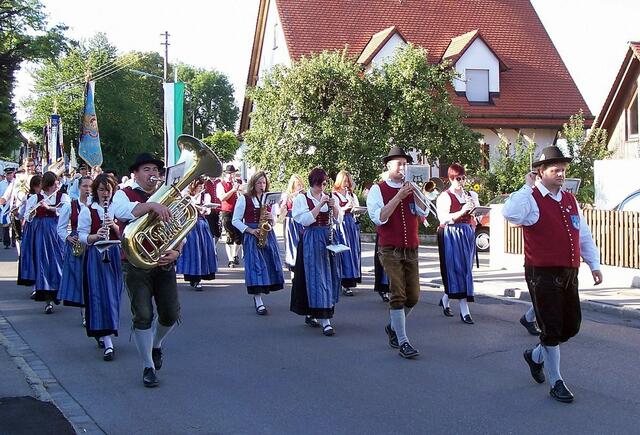 Rückmarsch vom Kriegerdenkmal