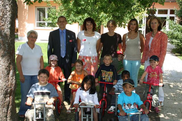 Kinder freuen sich über neue Fahrzeuge