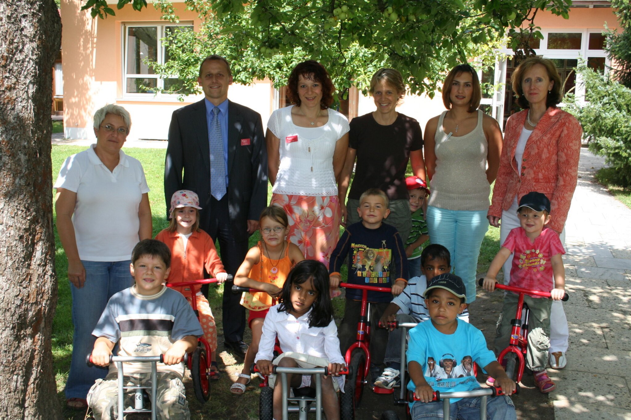 Neue Fahrzeuge für die Jüngsten im Kindergarten Meitingen - Meitingen