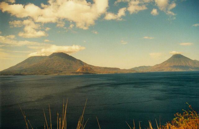 Atitlan-See mit  tätige Vulkane