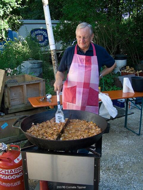 Grillmeister Peter an der Schaschlikpfanne