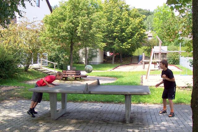 Fußball - an der Tischtennisplatte in Batzenhofen-Nord