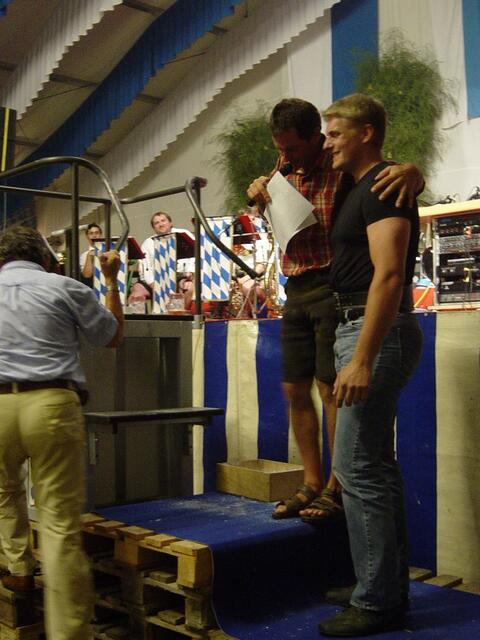 Steinheben beim Volksfest in Schrobenhausen