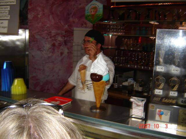 ein singender Eisverkäufer