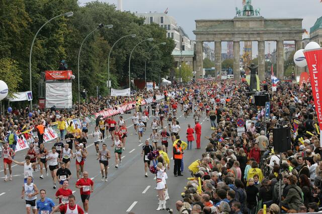 durch das Brandenburger Tor auf die Zielgerade | Foto: Copyright scc-running