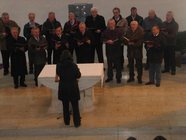 Der Männergesangsverein Herbertshofen sang unter der Leitung von Ina Heupl einige bekannte Advents- und Weihnachtsweisen.