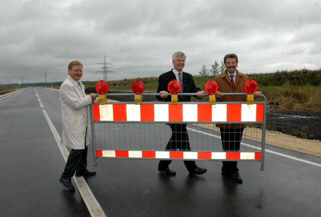 Anpackend - mit OB Wengert und Georg Schmid bei der Teilfreigabe der AIC 25 neu