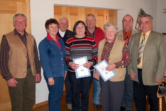 Mit Nadeln und Urkunden beim VDK-Ortsverband Villenbach-Zusamaltheim wurden ausgezeichnet. Im Bild von links: Stefan Böhm, Vorsitzender, Kreisfrauenbetreuerin Rosa Steiner, Rudolf Miller, Villenbach, Brigitte Reiter, Zusamaltheim, Ludwig Förg, Roggden, Wa