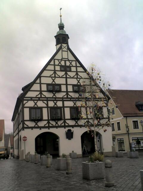 Noch sind Wolken am Krumbacher Marktplatz vorrangig zu sehen.....