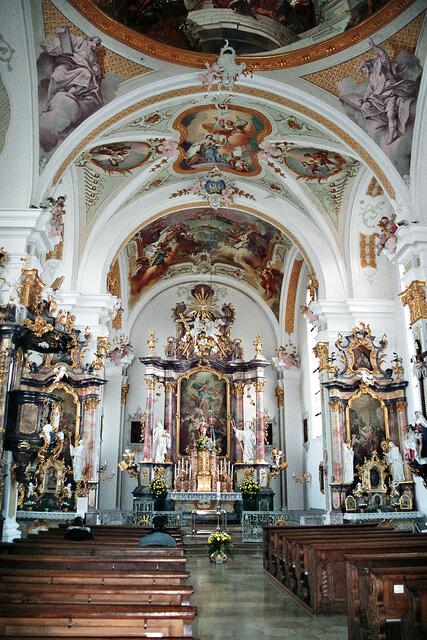 Kirchenschiff mit Hochaltar