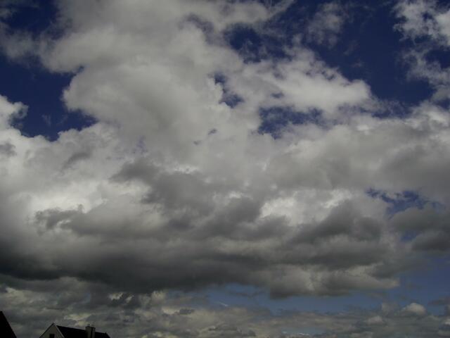 Wolken und Sonne spielen Versteckspiel