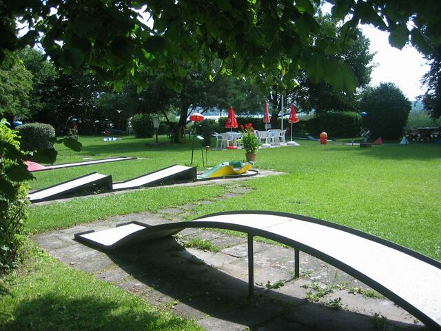 am Fußweg an der Straße lang, nochmals ein Blick in die Minigolfanlage