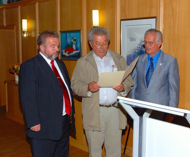 Urkunde für das BRK Nordschwaben | Foto: 'Vorsitzender Franz Oppel (links) und Hans-Herbert Aurnhammer (rechts) empfangen eine Urkunde von Rudolf Detsch, stellv. Vorsitzender der Landes-Arbeitsgemeinschaft für kardiologische Prävention und Rehabilitation in Bayern.'