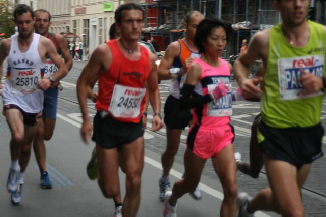 bei Km 8 noch ganz vorne dabei: Naoko Sakamoto (5. Platz)