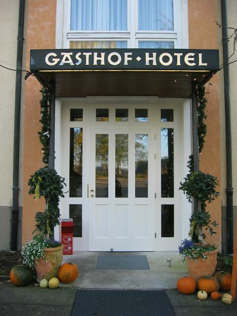 geschmückter Eingang der Wirtschaft