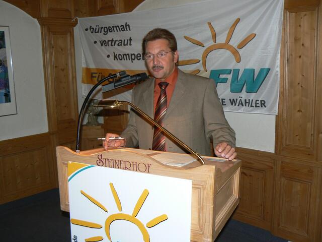 FW-Vorsitzender Reinhold Dempf spricht zu den Mitgliedern